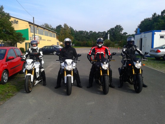 Gruppenfoto der FZ8-Fahrer